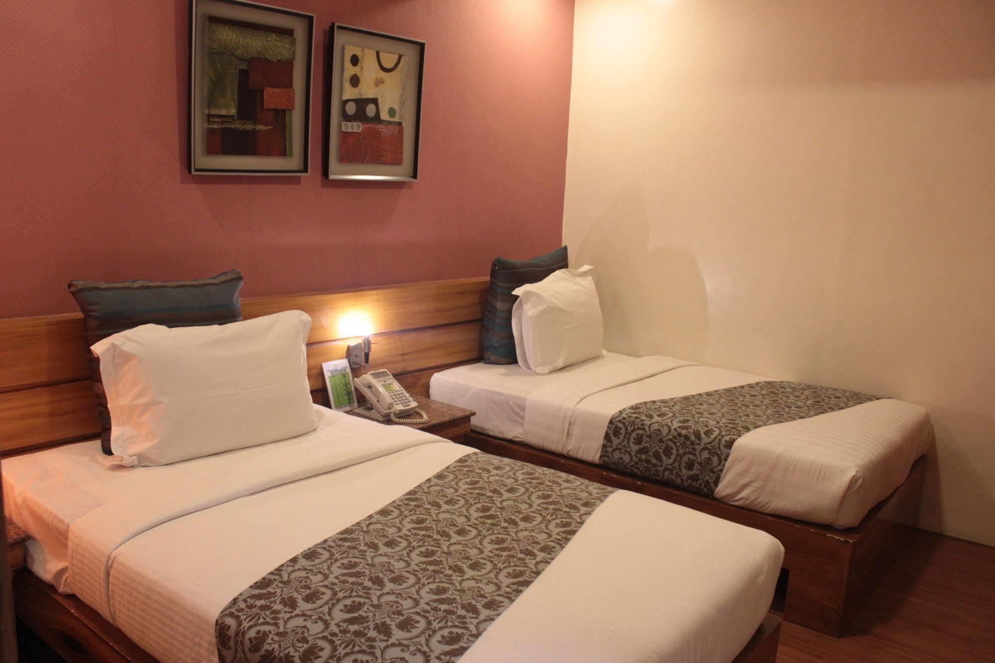 Pghi Hotel Quezon City Buitenkant foto